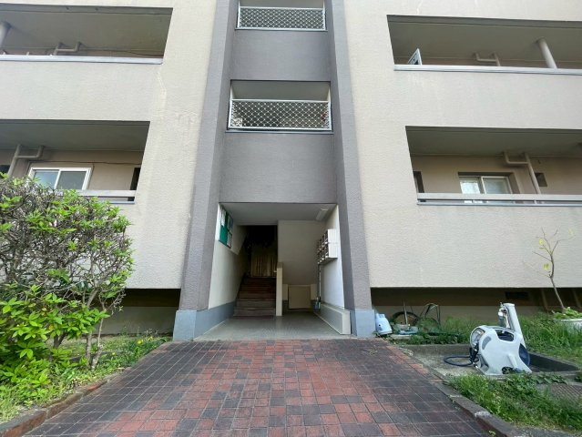 南円明寺ヶ丘団地15棟の外観|入口