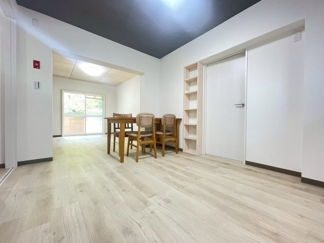 南円明寺ヶ丘団地15棟の居間・リビング|LDK11.5帖
南からの採光と明るいフローリングが映えるリビングとなっております！