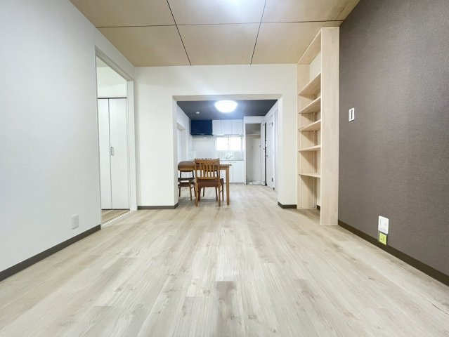 南円明寺ヶ丘団地15棟の居間・リビング|グレーのアクセントクロスが空間をお洒落にしてくれます！
収納棚もあり、使いやすいLDKスペースです(^^)/