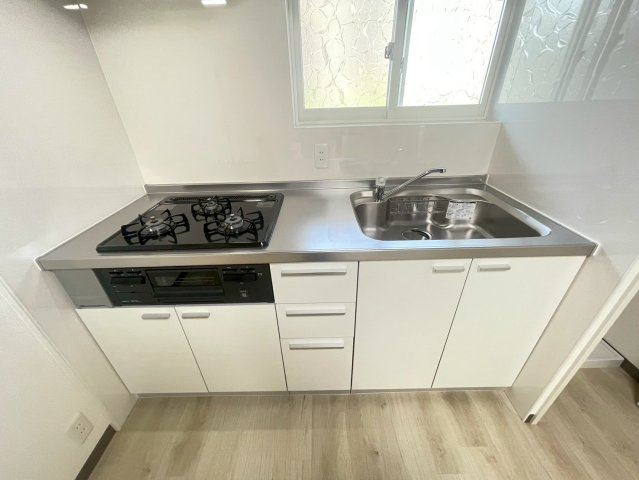 南円明寺ヶ丘団地15棟のキッチン|三口コンロでお料理もはかどります♪
前には窓もあり、明るいキッチンスペースとなっております！