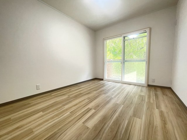 南円明寺ヶ丘団地15棟の洋室|洋室6帖
バルコニーへの動線、南からの採光のあるお部屋です！