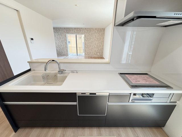 新築戸建　長楽寺1丁目のキッチン|機能性とデザイン性を兼ね備えた対面式システムキッチン。忙しい毎日をサポートする充実の設備を完備。