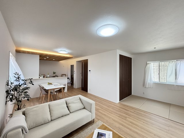 新築戸建　長楽寺1丁目の居間・リビング|リビング横の和室は遊び場やお昼寝にぴったり。家族の笑顔が溢れる間取りです。