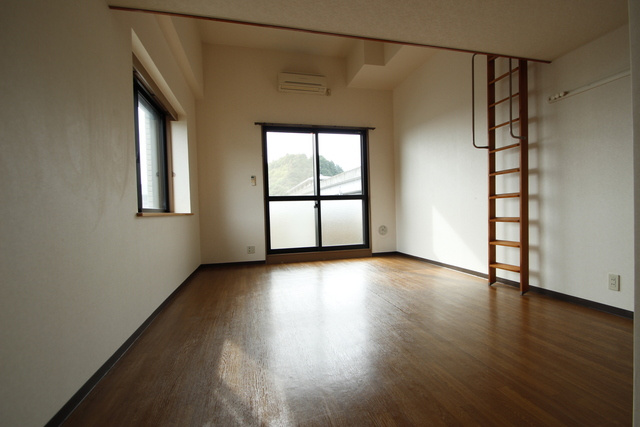 第13平勝ビルの居間・リビング