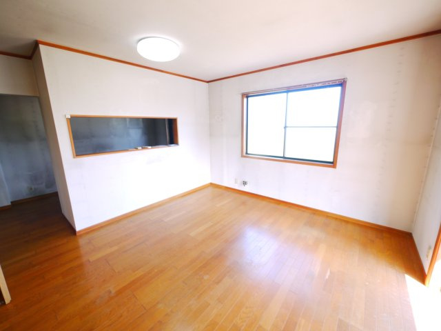 茂原市渋谷　中古戸建の居間・リビング|駐車2台可車種制限あり）外装リフォーム済み令和7年4月オール電化IHクッキングヒーター 太陽光発電