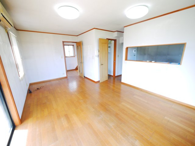 茂原市渋谷　中古戸建の居間・リビング|駐車2台可車種制限あり）外装リフォーム済み令和7年4月オール電化IHクッキングヒーター 太陽光発電