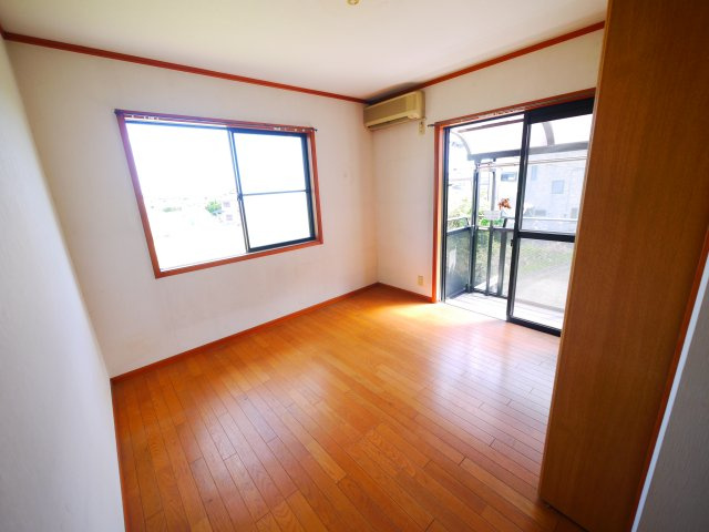 茂原市渋谷　中古戸建の洋室|駐車2台可車種制限あり）外装リフォーム済み令和7年4月オール電化IHクッキングヒーター 太陽光発電
