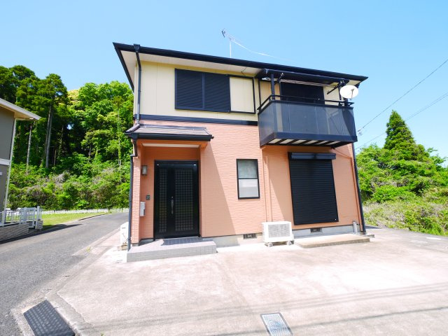 茂原市渋谷　中古戸建の外観|駐車2台可車種制限あり）外装リフォーム済み令和7年4月オール電化IHクッキングヒーター 太陽光発電