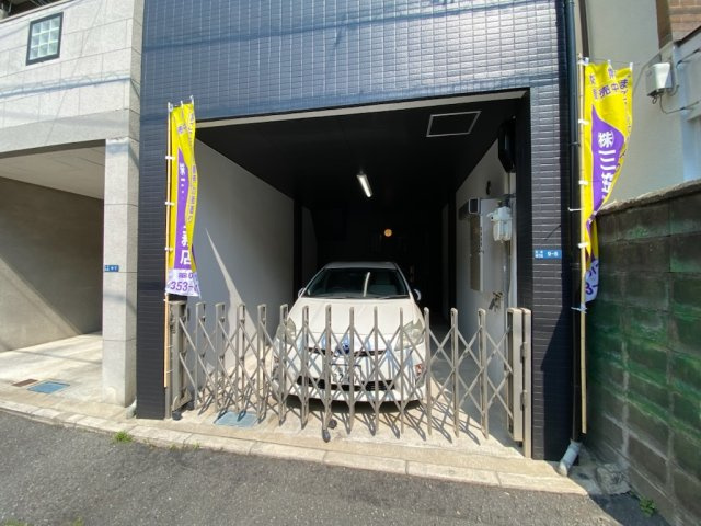 サン・タウン北条４丁目戸建の駐車場|■大きな車も入る車庫ですよ♪♪