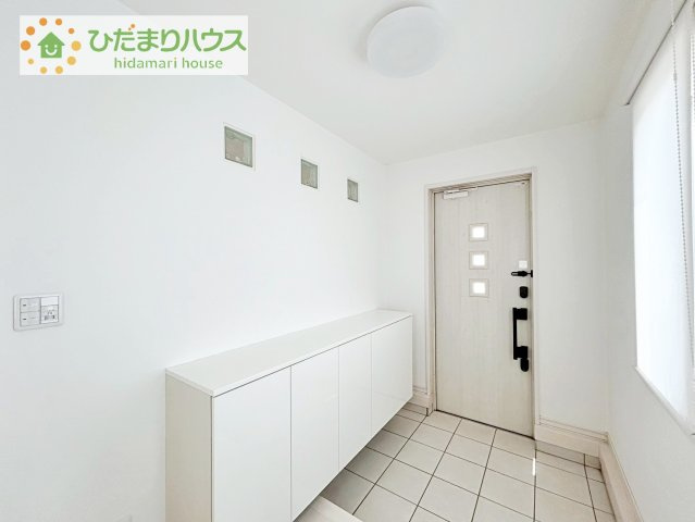 【玄関】 | つくば市要　中古戸建 | 人感センサーライト付きの玄関。白が基調で清潔感のある玄関♪