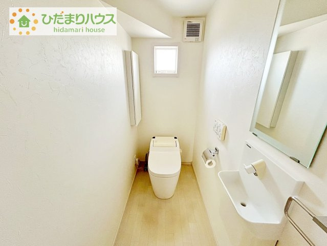 【トイレ】 | つくば市要　中古戸建 | トイレ内は広々、専用の手洗いカウンター(^^♪