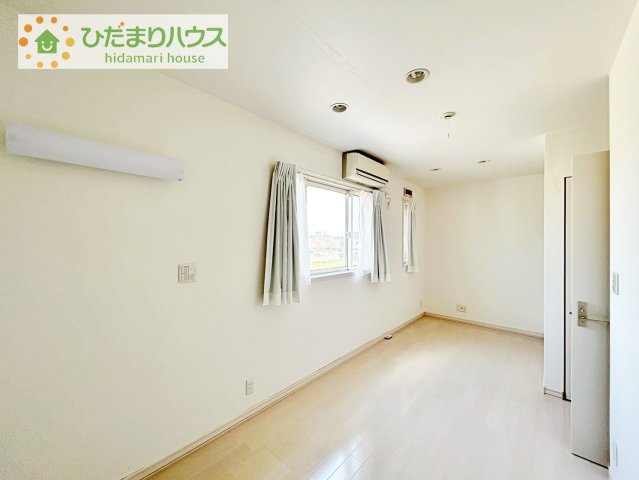 【寝室】 | つくば市要　中古戸建 | 広めの主寝室は、ベッドの他にもパソコンデスクやドレッサーなども置けちゃいます(*^-^*)