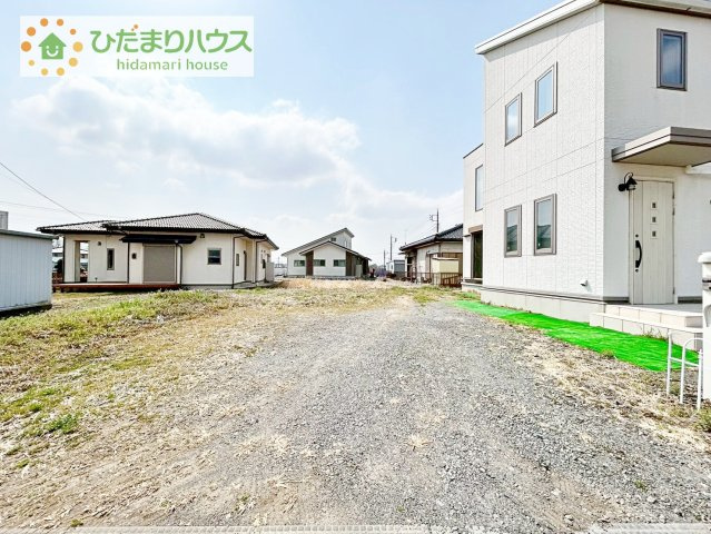 【駐車場】 | つくば市要　中古戸建 | 土地は１００坪超、車は４台以上駐車可能です。