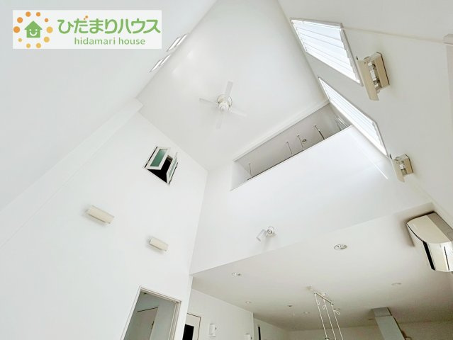 【その他】 | つくば市要　中古戸建 | 吹き抜けが開放的なリビングにはシーリングファン付き。お掃除が楽なシーリングタイプで上下機構となります。