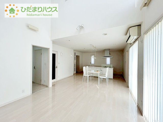 【居間・リビング】 | つくば市要　中古戸建 | 家族の集まるLDKは広々22.3帖！贅沢な空間を演出！複層ガラスの遮熱効果と断熱効果で、一年中快適に過ごせます (#^.^#)