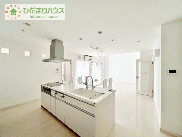 【居間・リビング】 | つくば市要　中古戸建 | リビングはブラケット照明、調光ライト付きでモダンな雰囲気を演出します♪