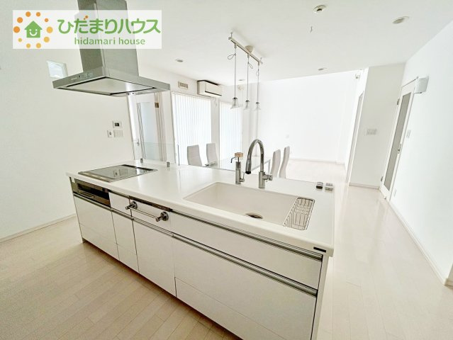【キッチン】 | つくば市要　中古戸建 | オール電化のため、IHコンロ搭載。アイランドキッチンは家事導線が制限されないので重宝します！ビルトイン食洗器付き。