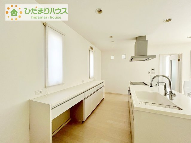【キッチン】 | つくば市要　中古戸建 | キッチンは浄水器付き、壁付けの収納を標準装備。フラットタイプの換気扇で広々開放的