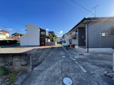【前面道路含む現地写真】 | 諏訪2丁目　売地　建築条件なし(^^)/ | 前面道路は42条３項道路のためセットバックが必要です。