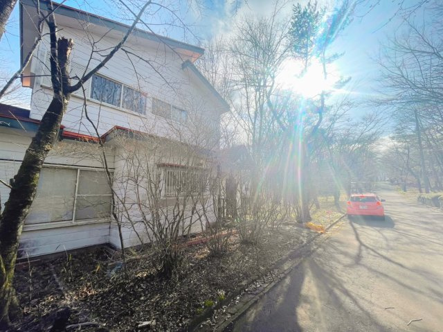 那須町高久乙　中古別荘【貸別荘不可】の前面道路含む現地写真