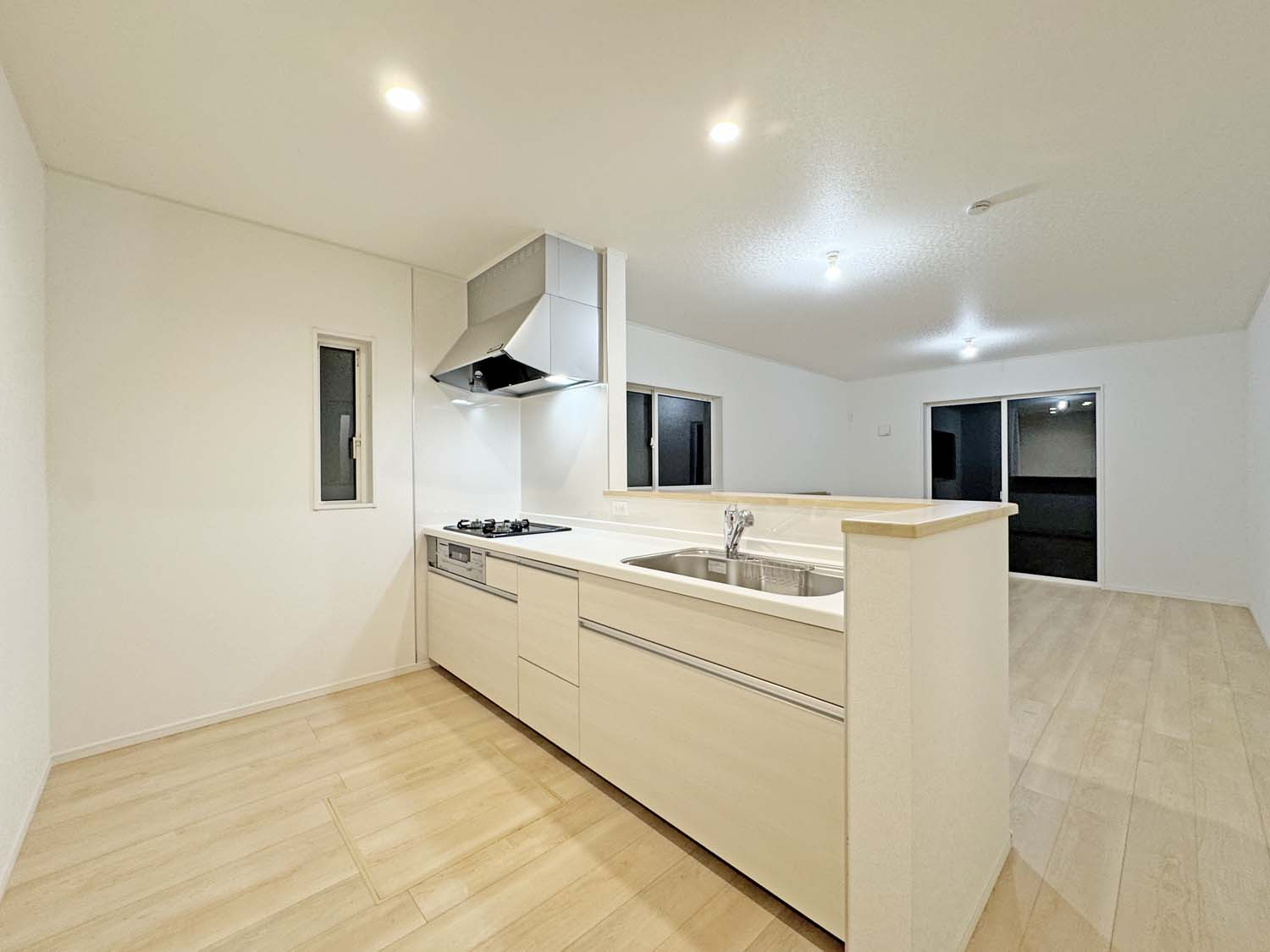 耐震+制震の家 大門町1丁目：住宅性能取得物件 2号棟のキッチン|対面式のシステムキッチン：リビングで遊んでいるお子様を見守りながら、時にはお喋りをしながら料理や後片付けができる人気の高いスタイルです