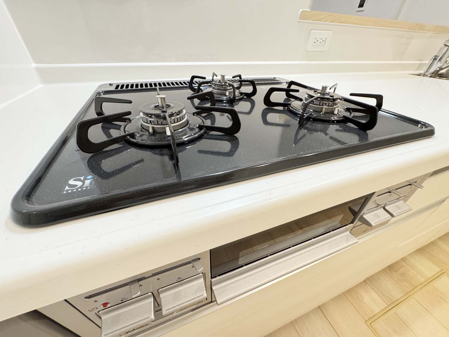 耐震+制震の家 大門町1丁目：住宅性能取得物件 2号棟のキッチン|安全安心Siセンサー付ホーローガスコンロ
お手入れ楽々！