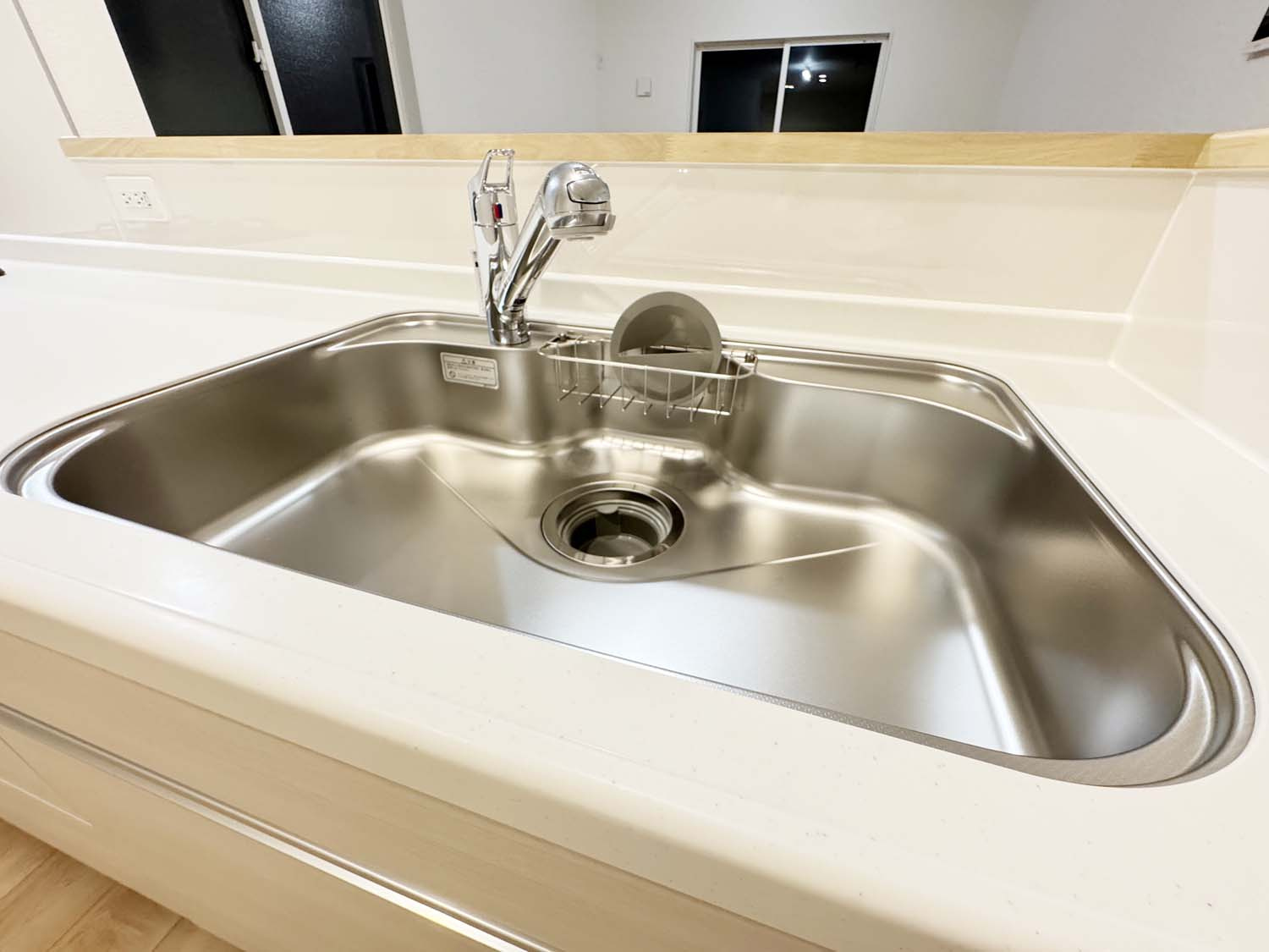 耐震+制震の家 大門町1丁目：住宅性能取得物件 2号棟の設備|■全面エンボス加工ステンレスシンク
■水はねの音や食器が当たる音を大幅に軽減
■浄水器内蔵水栓、浄水器ごとホースを引き出せます