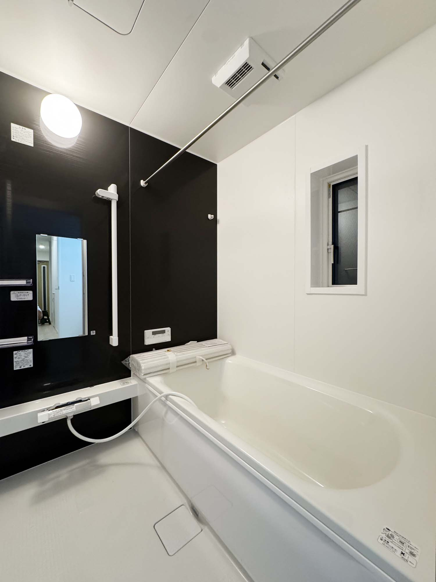 耐震+制震の家 大門町1丁目：住宅性能取得物件 2号棟の浴室|■バスルームを湿気から守り、洗濯物を乾かす事が出来ます
■浴室暖房でヒートショックの予防
■４時間たっても、湯温低下は約2.5℃ お湯が冷めにくい構造で、光熱費を節約できます