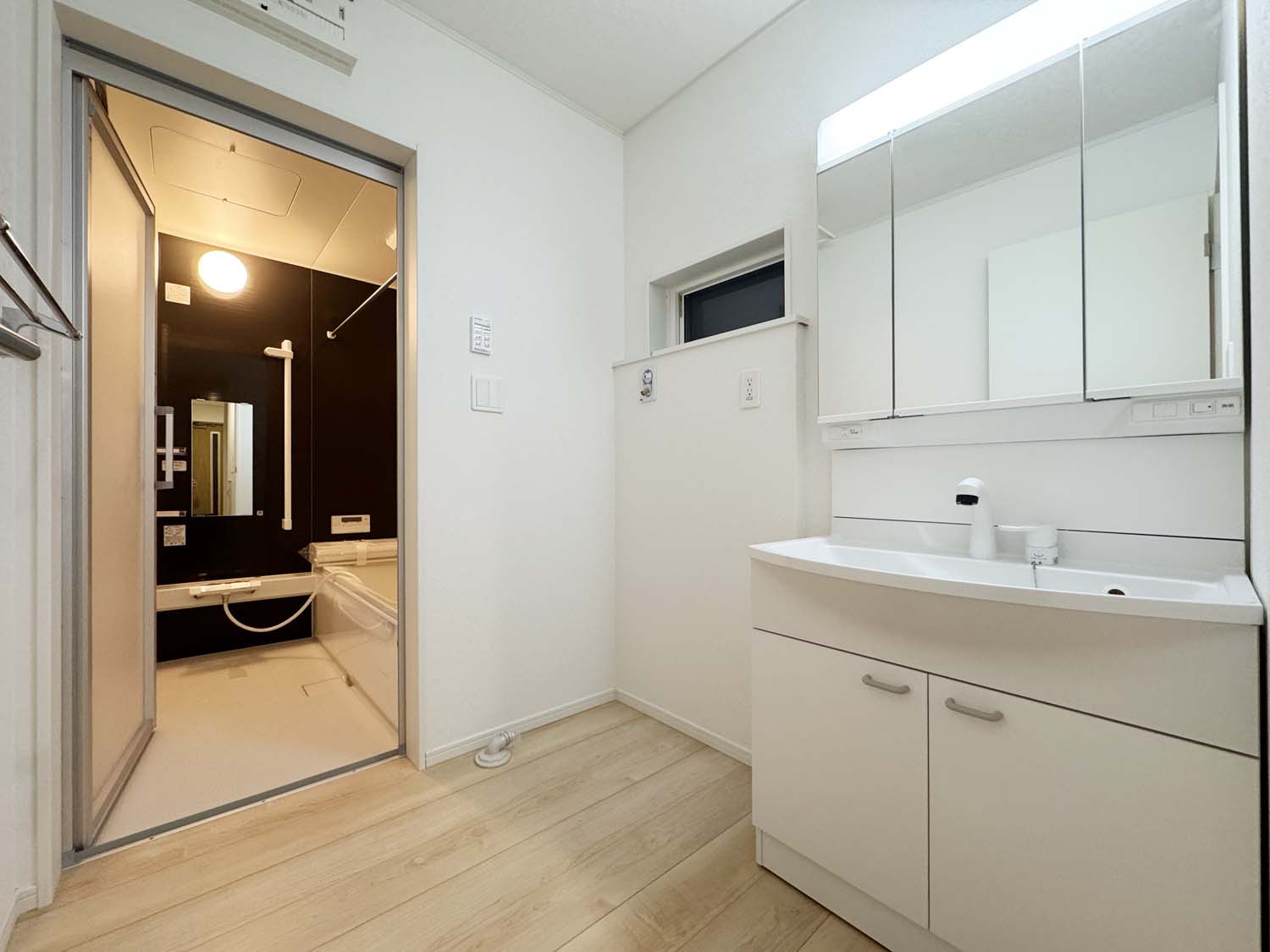 耐震+制震の家 大門町1丁目：住宅性能取得物件 2号棟の独立洗面台|■三面鏡タイプを採用。鏡の裏にも収納できます
■手洗の洗濯にも便利なゆったりサイズのシンク 
■水栓はリフトアップ機能付、ハンドシャワーでも使えます