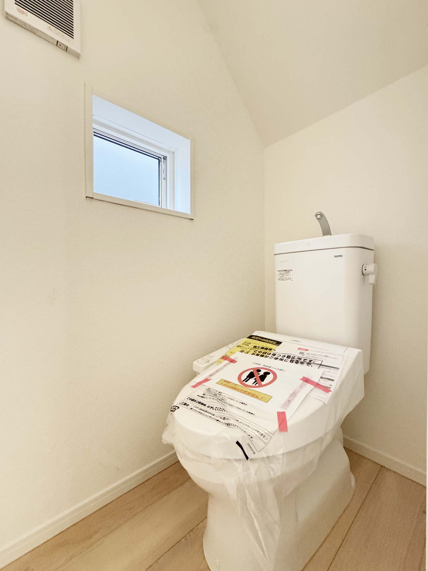 耐震+制震の家 大門町1丁目：住宅性能取得物件 2号棟のトイレ|■温水洗浄暖房便座
■1階、2階に設置
■奥までぐるーっとフチなしのお手入れカンタン仕様