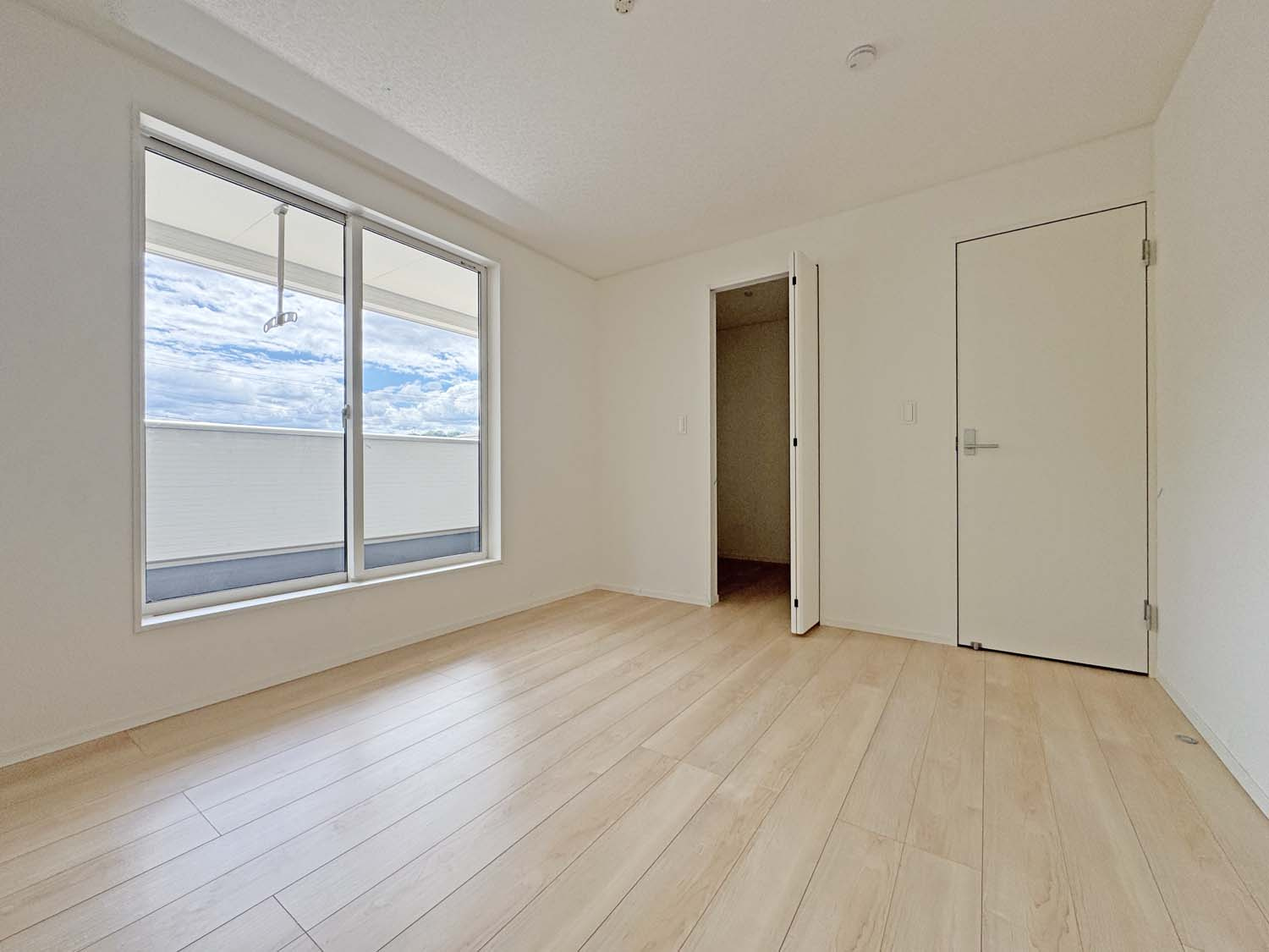 耐震+制震の家 大門町1丁目：住宅性能取得物件 2号棟の洋室|各居室に収納を備えました