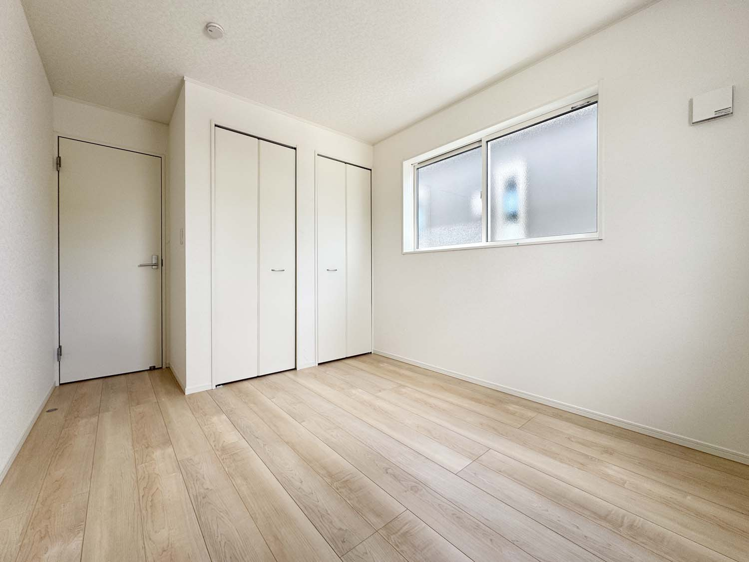 耐震+制震の家 大門町1丁目：住宅性能取得物件 2号棟の洋室|各居室に収納を備えました