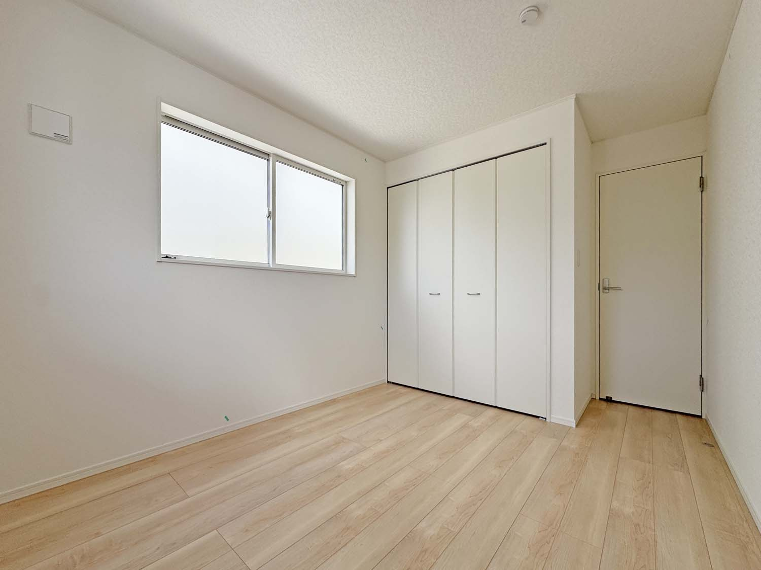 耐震+制震の家 大門町1丁目：住宅性能取得物件 2号棟の洋室|各居室に収納を備えました