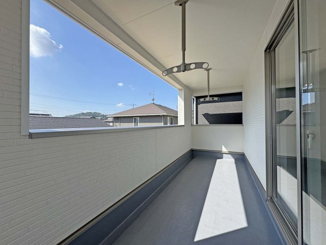 耐震+制震の家 大門町1丁目：住宅性能取得物件 2号棟のバルコニー|雨の日も安心！インナーバルコニー