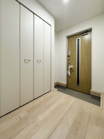 耐震+制震の家 大門町1丁目：住宅性能取得物件 2号棟の玄関|大容量のシューズボックス