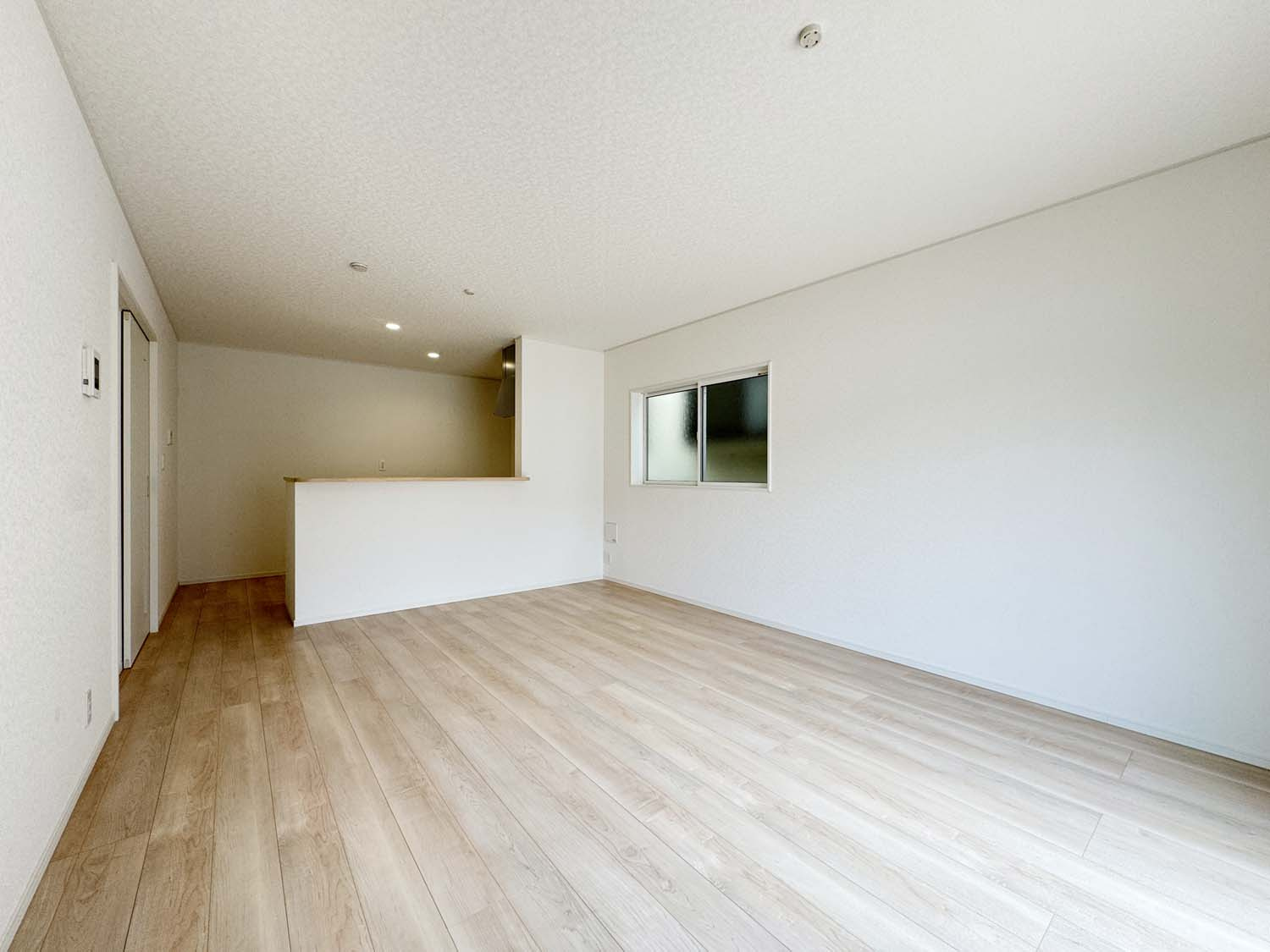 耐震+制震の家 大門町1丁目：住宅性能取得物件 2号棟の居間・リビング|広々ＬＤＫ 
