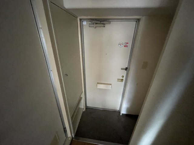 アルファ春日町の玄関|シューズボックスの備わった玄関スペース