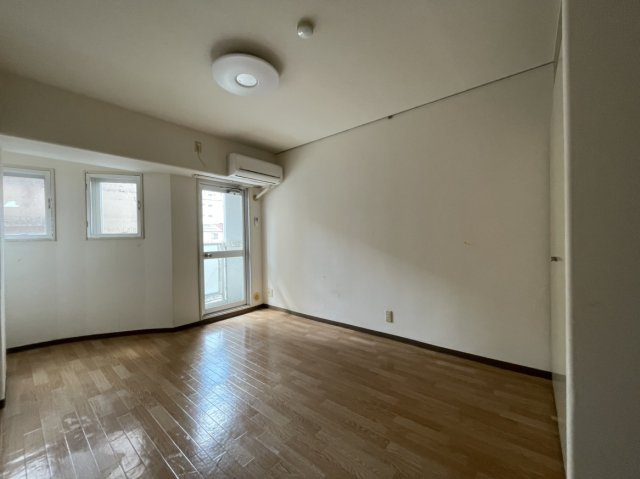 アルファ春日町の洋室|採光面が多く、明るい室内です