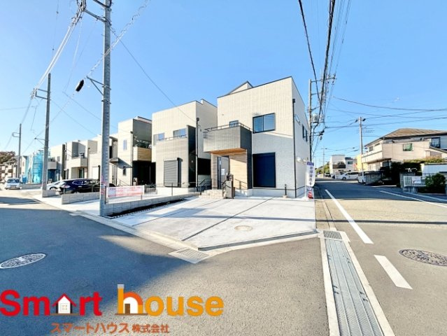 相模原市中央区田名　新築戸建の前面道路含む現地写真|お住まいの前面道路が広いと駐車が楽になり、陽当たりも遮られないので明るく居心地の良いお家になります♪