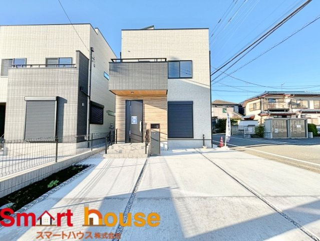 相模原市中央区田名　新築戸建の外観|外壁が周囲の街並みと青空に生えるお洒落な仕上がり！周囲には高い建物のないエリア。青い空が大きく感じますね。