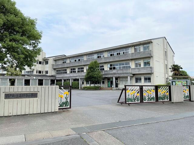 下高野中古戸建（小林邸）の駐車場|小学校