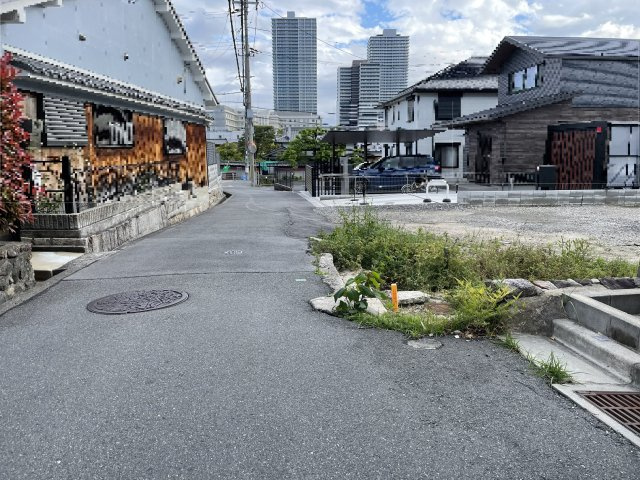 高槻市古曽部町１丁目　建築条件無し売土地の前面道路含む現地写真