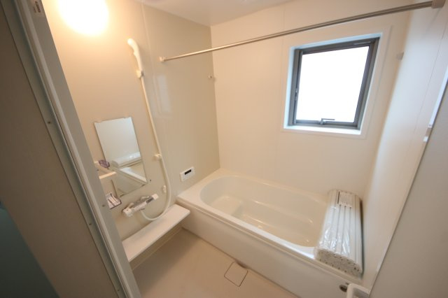 《仲介手数料無料》南区大字太田窪2965-3新築一戸建てFiTの浴室|撮影日 2025年6月27日 16:15 晴れ