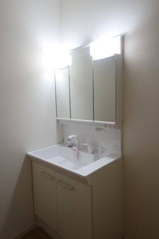 《仲介手数料無料》南区大字太田窪2965-3新築一戸建てFiTの独立洗面台|撮影日 2025年6月27日 16:15 晴れ