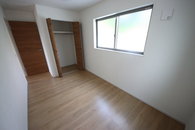 《仲介手数料無料》南区大字太田窪2965-3新築一戸建てFiTの洋室|撮影日 2025年6月27日 16:15 晴れ