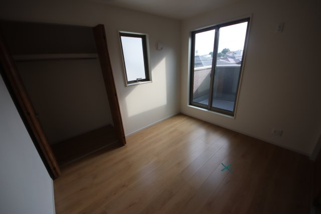 《仲介手数料無料》南区大字太田窪2965-3新築一戸建てFiTの洋室|撮影日 2025年6月27日 16:15 晴れ