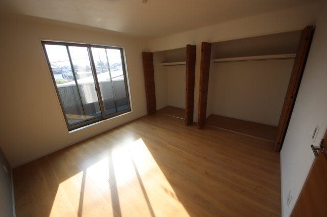 《仲介手数料無料》南区大字太田窪2965-3新築一戸建てFiTの洋室|撮影日 2025年6月27日 16:15 晴れ