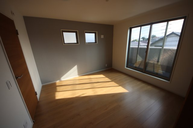 《仲介手数料無料》南区大字太田窪2965-3新築一戸建てFiTの洋室|撮影日 2025年6月27日 16:15 晴れ