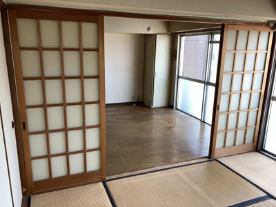 【居間・リビング】 | 山科音羽マンションA棟 | リビング隣の和室は家事スペースやお子様の遊びスペースとして重宝します