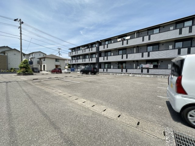 コートドール海老ノ丸 A棟の駐車場